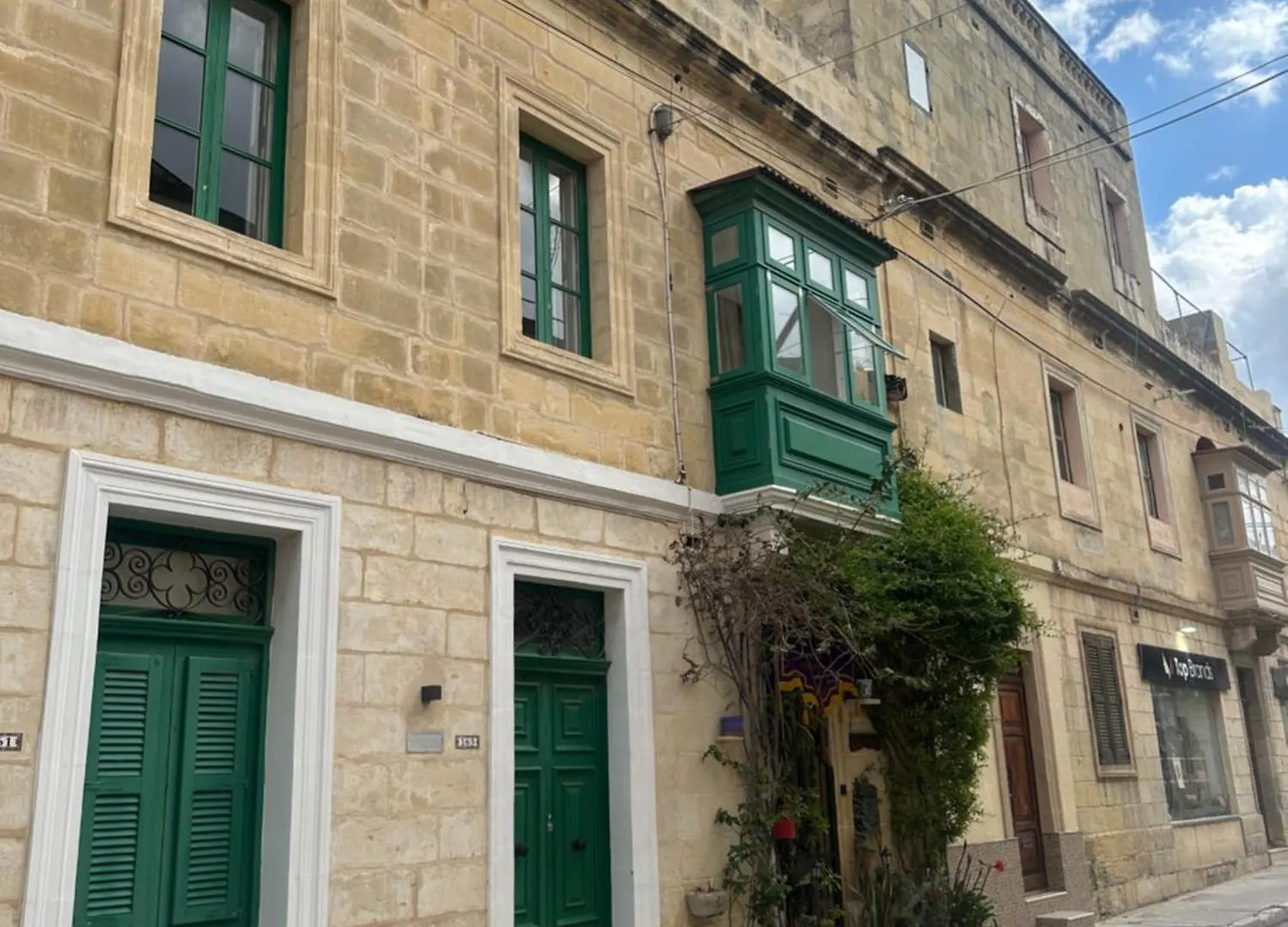Iris -Paola Modern Townhouse Apartment Malta